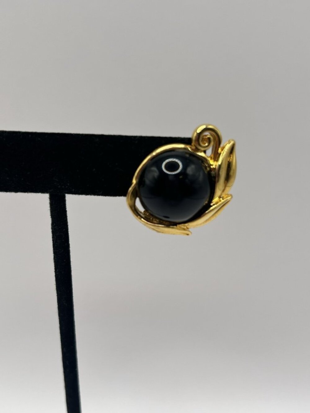 Vintage Trifari Black Cabochon Gold Tone Leaf Clip On Earrings Christmas Gift - Picture 3 of 12